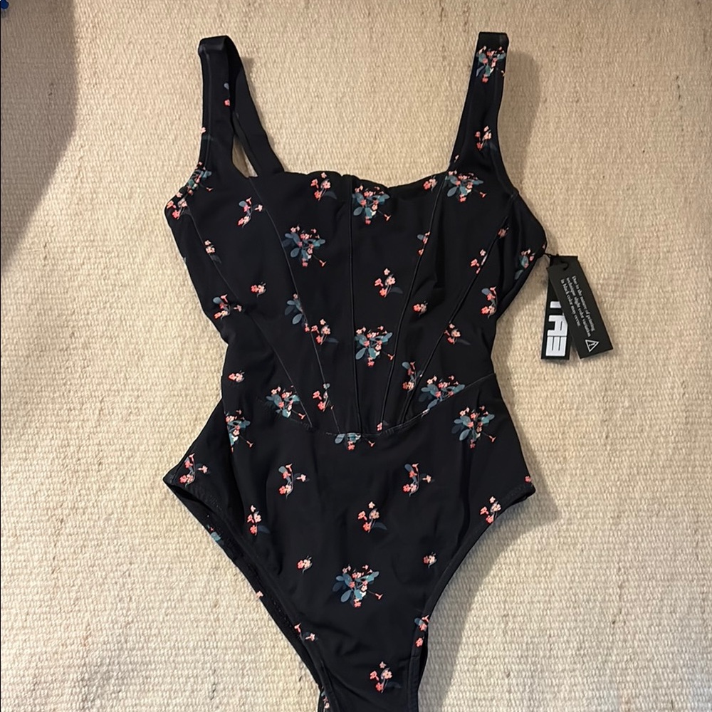 TA3 NWT XS Short seamed squarey: Primrose